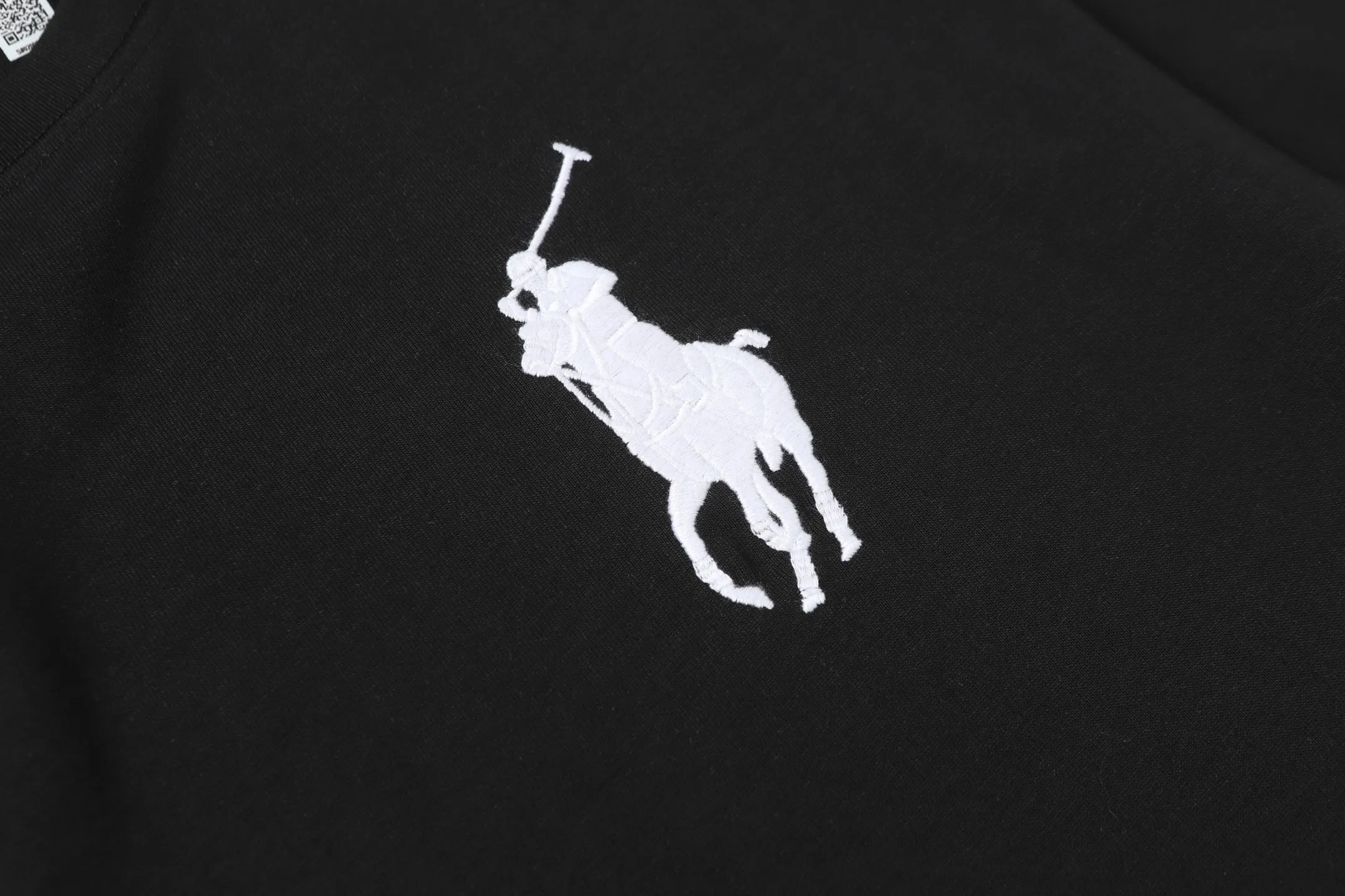 P130 Style number: 652 Brand reputation: Ralph Lauren is an internationally renowned high-end fashion brand, representing quality, style and status. Wearing its short sleeves can highlight consumers' taste and identity. Classic design: The brand has unique and enduring classic design elements, such as the polo logo, iconic color combinations, etc., which are both fashionable and recognizable. High-quality fabric: Made of double yarn 280g fabric, usually made of high-quality cotton fabric, which is soft, breathable, and sweat-absorbent, comfortable to wear, and suitable for various occasions and seasons. Exquisite craftsmanship: Pay attention to detail processing and production technology, neat stitching, and tailoring to ensure the durability and beauty of the clothing. Diversified styles: covering a variety of styles from casual to formal, simple to gorgeous, meeting the individual needs and wearing scenarios of different consumers. Strong matchability: Can be matched with a variety of bottoms, jackets and accessories to easily create a variety of different fashion looks. Inheritance and innovation: While maintaining the traditional charm of the brand, we constantly innovate designs and incorporate new fashion elements to keep our products attractive. Brand values: The American lifestyle and positive values ​​conveyed by Ralph Lauren are also recognized and yearned for by consumers. Color: Black White Gray Blue White Blue Red Pink Sky Blue Bean Green Burgundy Complete Sizes: S, M, L, XL,